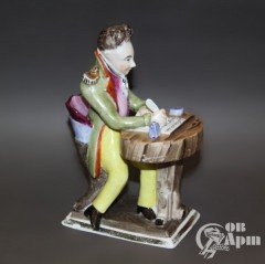 Скульптура "Офицер, пишущий письмо"